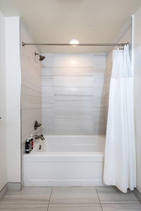 Luxurious Penthouse In Beverly Hills - Sleeps 10 Los Angeles Dış mekan fotoğraf